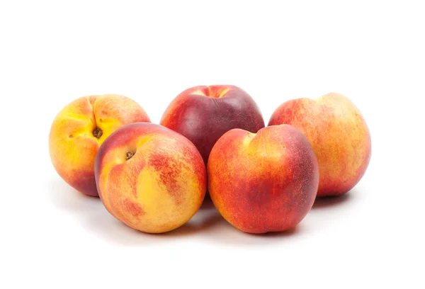 Reife Pfirsiche Früchte isoliert auf weiß — Stockfoto