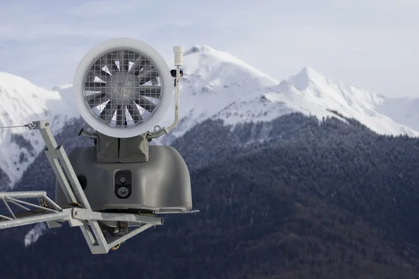 Canon à neige dans les montagnes — Photo