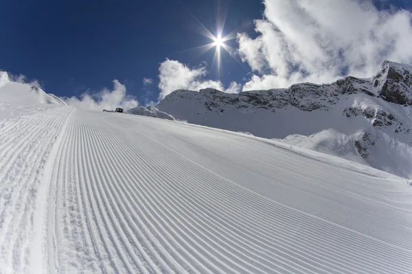 Fresh snow groomer tracks on a ski piste — Stock Photo, Image