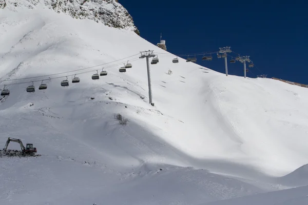 Ski lift chairs in the mountains — Stock Photo, Image