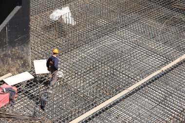 işçiler beton temel için takviye yapmak