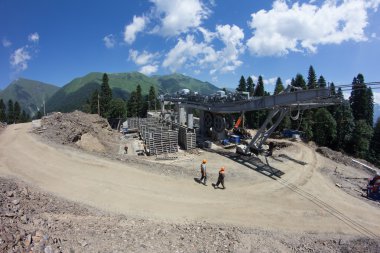 dağlarda kablo yolu inşaatı