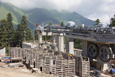 dağlarda kablo yolu inşaatı