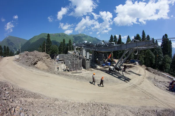 高山索道的建设 — 图库照片