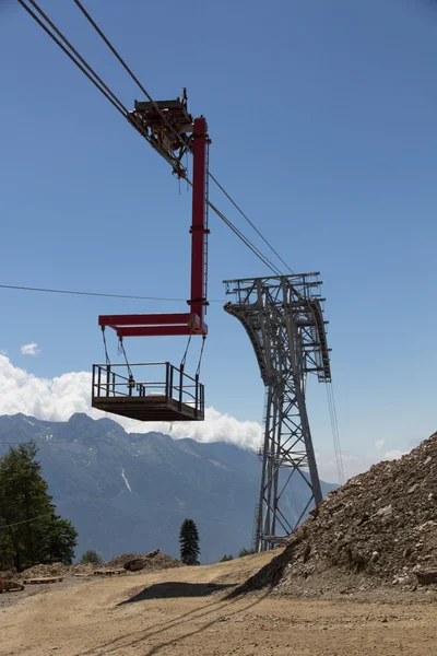 Construcción de la vía de cable en las montañas — Foto de Stock
