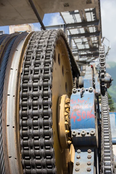 Stoeltjeslift mechanische katrollen in skiresort — Stockfoto