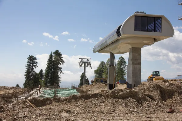 Bau einer Seilbahn in den Bergen — Stockfoto