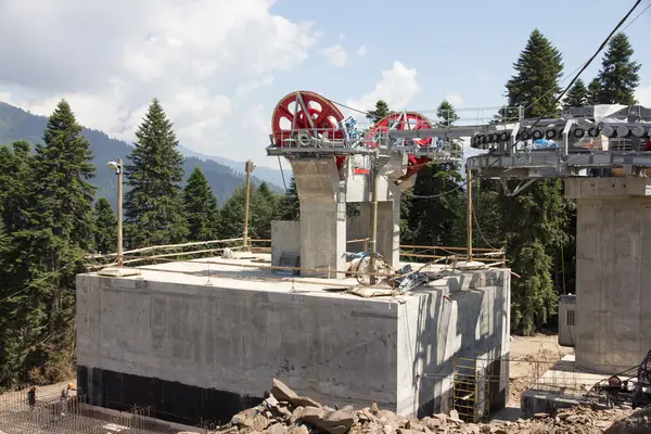 Sessellift mechanische Umlenkrollen im Skigebiet — Stockfoto