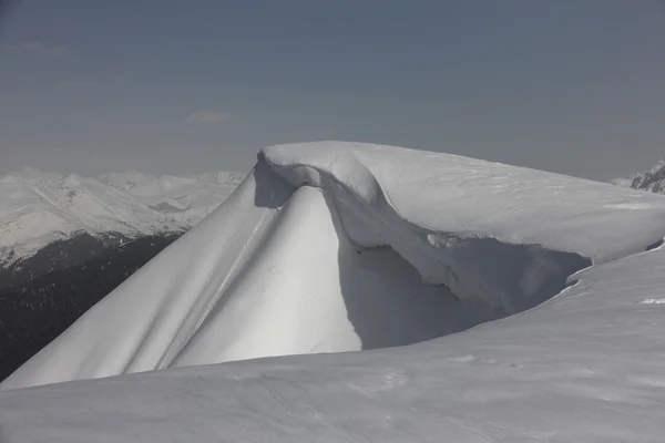 Cornija de neve nas montanhas do Cáucaso, Rússia — Fotografia de Stock