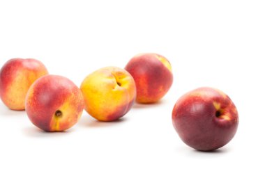 Olgun şeftali meyve üzerine beyaz izole