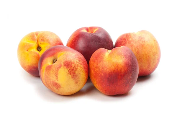 Reife Pfirsiche Früchte isoliert auf weiß — Stockfoto