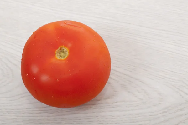 Κόκκινη ντομάτα στο λευκό τραπέζι — Φωτογραφία Αρχείου