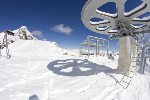 Gigantyczne koła od górnej części wyciągu narciarskiego — Zdjęcie stockowe