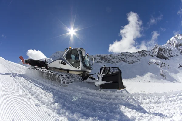 Ratrak、機械、特別な雪上車をグルーミング — ストック写真