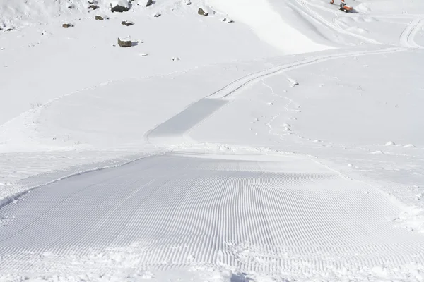 Pistas de nieve fresca en una pista de esquí —  Fotos de Stock