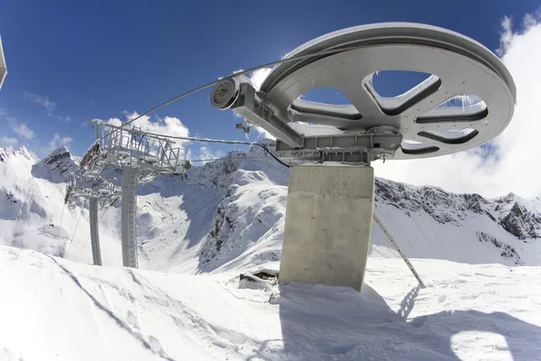 Gigantische wiel vanaf de bovenkant van een skilift — Stockfoto