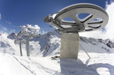 ski lift tepesinden dev tekerlek