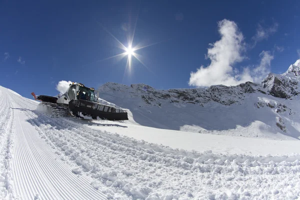 Ratrak、機械、特別な雪上車をグルーミング — ストック写真