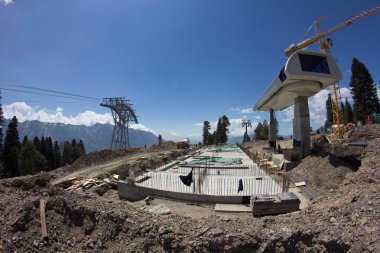 dağlarda kablo yolu inşaatı
