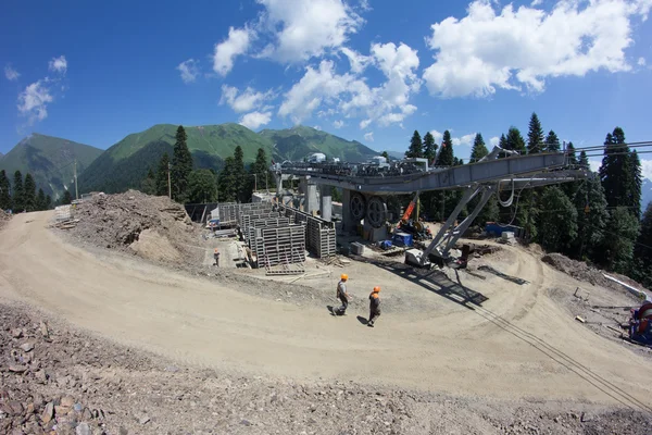 高山索道的建设 — 图库照片