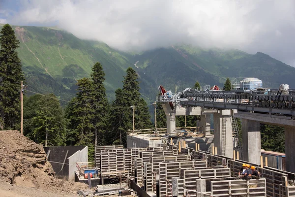 Bau einer Seilbahn in den Bergen — Stockfoto