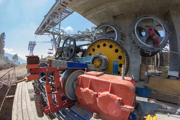 Stoeltjeslift mechanische katrollen in skiresort — Stockfoto