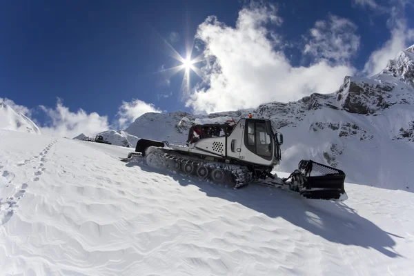 Ratrak、機械、特別な雪上車をグルーミング — ストック写真