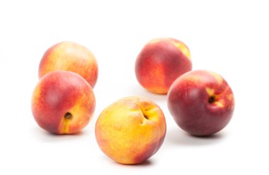 Olgun şeftali meyve üzerine beyaz izole