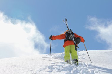 karlı bir dağ tırmanışı kayakçı