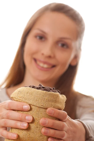 Mulher segurando um pequeno saco de grãos de café — Fotografia de Stock