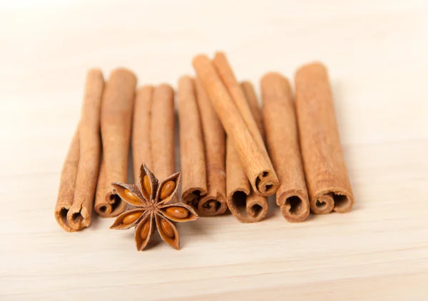Cinnamon and star anise on wooden background — Stock Photo, Image