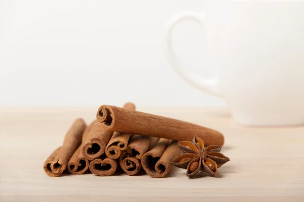 Cinnamon and star anise on wooden background — Stock Photo, Image