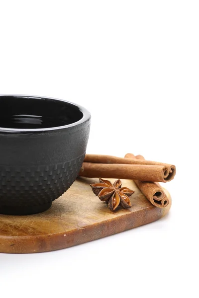 Tasse à thé, cannelle et anis étoilé sur planche de bois — Photo