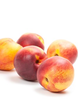 Olgun şeftali meyve üzerine beyaz izole