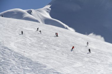 kayakçı Kayak, yamaç aşağı gidiyor
