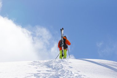 karlı bir dağ tırmanışı kayakçı