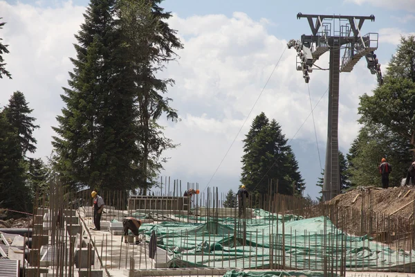 Construcción de la vía de cable en las montañas — Foto de Stock