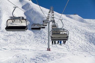 Chairlift üzerine bir kayak merkezi