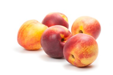 Olgun şeftali meyve üzerine beyaz izole