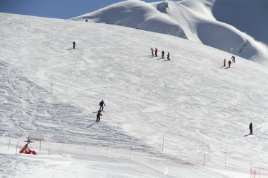 kayakçı Kayak, yamaç aşağı gidiyor
