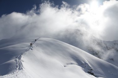 karlı bir dağ tırmanışı kayakçı