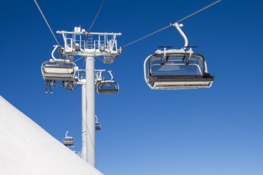 Chairlift üzerine bir kayak merkezi