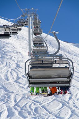 Chairlift üzerine bir kayak merkezi