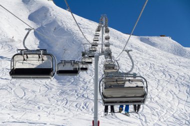 Chairlift üzerine bir kayak merkezi