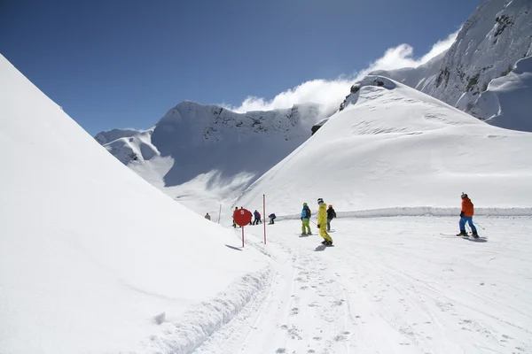 Les skieurs descendent la piste à la station de ski — Photo