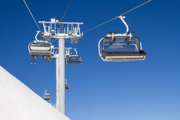 Chairlift üzerine bir kayak merkezi — Stok fotoğraf