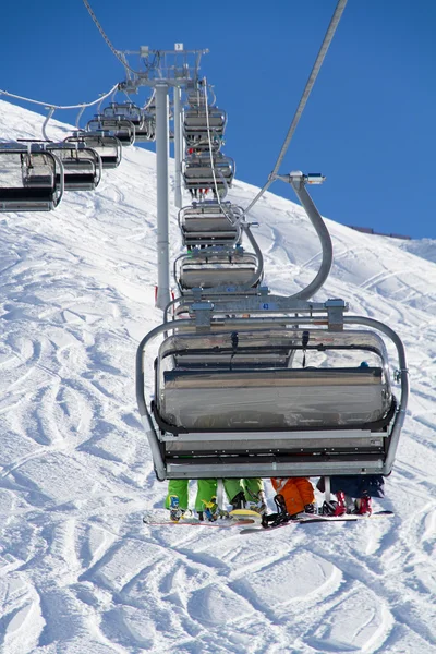 Chairlift üzerine bir kayak merkezi — Stok fotoğraf