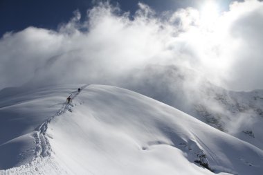karlı bir dağ tırmanışı kayakçı