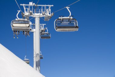 Chairlift üzerine bir kayak merkezi
