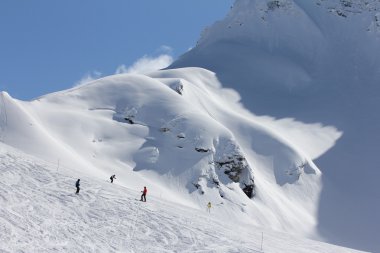 kayakçı Kayak, yamaç aşağı gidiyor